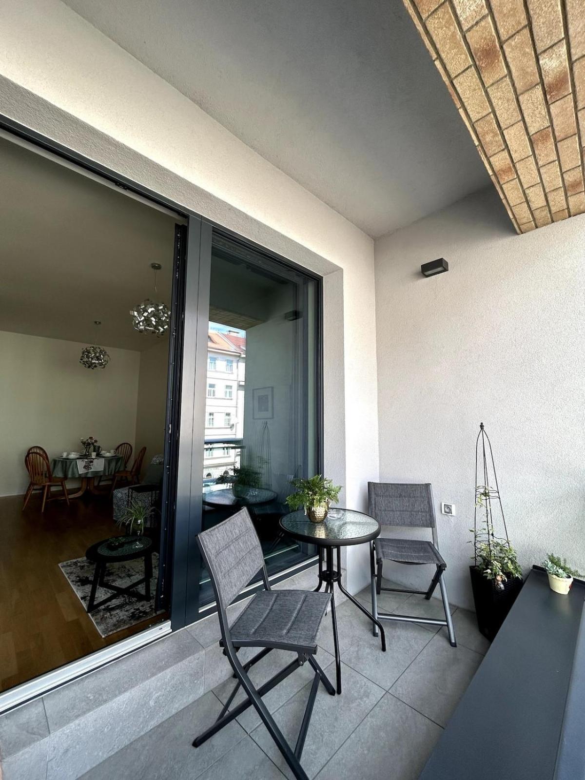 Appartamento Viktoria With Garage & Balcony
